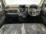 【インパネ】運転のしやすさを最優先に設計された見晴らしの良いフロントビュー。車両間隔が掴みやすく狭い道でも安心♪「安全」と「品質」を最優先に、安心してお乗りいただけるクルマを提供いたします。