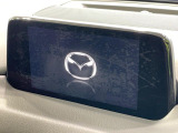 【マツダコネクトナビ】車内の雰囲気にマッチした一体型タイプのナビ。各種車輌設定やBluetooth再生等、様々な機能が楽しめます。直感的なダイヤル操作が可能で、使い勝手も良好です。
