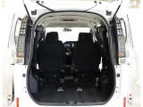 3列目シートは跳ね上げ式で折りたたみ可能です。キャンプ用品など大きな荷物もばっちり収納可能です!
