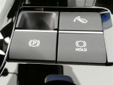 電動パーキングブレーキを搭載。スイッチ操作でパーキングブレーキを作動・解除することができるので操作の力が不要です。