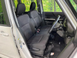 運転席まわりには十分なスペースがあり、大柄な方でもゆったり運転していただける環境です。