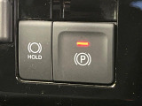 【電動パーキングブレーキ】パーキングブレーキは便利な電動式!ボタン一つで操作でき、アクセルを踏めば自動で解除されます♪レバーやペダルが無いので運転席廻りもすっきりしますね♪