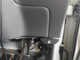 運転席足元の上部にあたるインパネロアトリム周辺を捉えたカットです。日常の使用環境に伴う樹脂表面の現在のコンディションをご確認ください。
