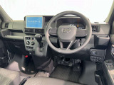 運転席まわりです。 各操作スイッチは使いやすい位置に配置されてます。