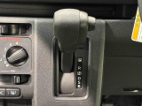 FR用CVT車で走行中の静粛性と低燃費を実現。ダッシュパネルにシフトを装着することで広い足元スペースを確保。