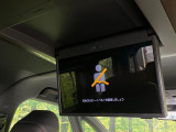 【後席モニター】家族や友人とお出かけする機会が多い方に大人気の後席モニターを装備!見やすい位置に画面がありテレビやDVDの視聴も快適!友達もお子様も、後席にしか乗らなくなるかも??