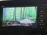 【バックカメラ】駐車時に後方がリアルタイム映像で確認できます。大型商業施設や立体駐車場での駐車時や、夜間のバック時に大活躍!運転スキルに関わらず、今や必須となった装備のひとつです!