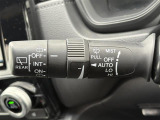 【オートワイパー(AUTO)】雨が降り出した時に、雨滴検出用センサー(レインセンサー)が雨滴を感知すると、自動でワイパーが動作します。
