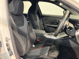 【コックピットシート】BMW車の主役席。車体中央にくる様に配置し車両重心とが一致する事でドライバーと車との一体感あるドライビングを実現。人間工学に基づき形成した形状が長時間のドライブ疲労も軽減します!
