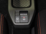 電動パーキングブレーキ&オートブレーキホールド機能付。「HOLD」スイッチを押しシステムONの状態にしておくことで信号待ちでブレーキを踏んで停車時ブレーキペダルから足を離してもブレーキを保持。楽です。