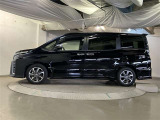 助手席側は電動スライドドアになってます。運転席やキーのリモコンで開閉できるので手が塞がっていても楽に積み降ろし出来ますよ。