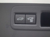 ハンズフリーパワーバックド(挟み込み防止機能・停止位置メモリー機能付)が装備されています。スマートキーを携帯していれば、リヤバンパーの下に足を出し入れするだけでバックドアが自動開閉します。