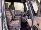 フロントシートはベンチシートです。ベンチシ―トは運転席と助手席の移動もスムーズ。狭い駐車場での乗り降りに便利です。
