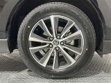タイヤサイズは225/60R18で純正アルミホイールを装着しております!