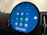 唯一無二の最先端の有機ELテクノロジーが採用された大型の円形センターディスプレイ