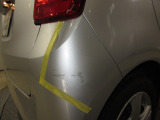 この車両は運転席側リアバンパー にA5サイズ程度の擦り傷が有ります。こちらは現状での販売となります。ご希望であれば当社にて板金修理を行うことも可能です。詳しくは担当営業までご相談下さいませ。