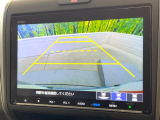 【バックカメラ】駐車時に後方がリアルタイム映像で確認できます。大型商業施設や立体駐車場での駐車時や、夜間のバック時に大活躍!運転スキルに関わらず、今や必須となった装備のひとつです!