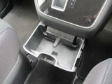 運転席助手席で使用できるドリンクホルダーです。