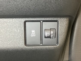 ハンドルの右側にはヘッドライトレベライザーとVSA(ABS+TCS+横滑り抑制)の解除スイッチがついています。ヘッドライトレベライザーは道路状況や積荷の加重に応じてライトの高さを調節できます。