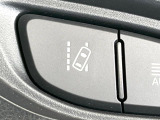 【レーントレーシングアシスト】高速道路走行時、車線からはみ出しそうになるとレーンの中央を走るようにステアリング操作をアシスト。より安全な運転をサポートしてくれます!