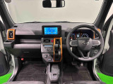 オレンジの差し色&カモフラージュ柄のシートが気分を高める運転席に加えてUV&IRカット機能付きフロントガラスの面積や位置取りが良く、高いアイポイントで前方・右前・左前方向の見通しがいいですよ!