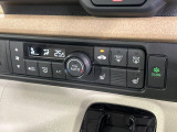 【オートエアコン】一度お好みの温度に設定すれば、車内の温度を検知し風量や温度を自動で調整。暑い&hellip;寒い&hellip;と何度もスイッチ操作をする必要はありません。快適な車内空間には必須の機能ですね♪