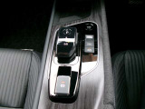 オートブレーキホールド。信号待ちなどの停車時に、ブレーキペダルを不に続けなくていなくても自動的にブレーキ力がキープされる機能です。アクセルペダルを踏めば、ブレーキが解除され発進が可能です。