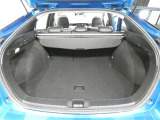 広く開口部の大きいトランクルームは、荷物の出し入れも楽です。トノカバーがあるのでプライバシーも守られますね。