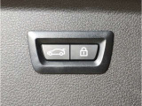 運転中にもオーディオの音量やFMの切り替えなどステアリングでの操作で切り替え可能なため、ステアリングから手を放す必要がない為、運転中でも操作が簡単でございます。