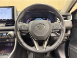 ステアリングスイッチ搭載!手を離さずに手元のスイッチでさまざまな操作が可能。運転中、視線をそらさなくても操作ができて安全です!