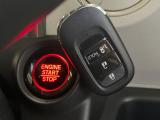 【Hondaスマートキー】カバンやポケットに入れたままでもドアの施錠・解錠が可能なスマートキーを装備。エンジンのオン・オフ時もカギを取り出す必要が無いからとっても便利です♪
