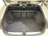 【トランク】積み込みやすくて、たっぷり積める荷室です。シートアレンジできるものは、乗車人数と荷物の量や大きさによってシートを動かすことができるので、より快適なドライブが可能です!