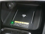 センターコンソールトレーはワイヤレス充電器(Qi(チー)規格)となっており、対応機種を置いておくだけで充電可能です。