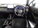 革巻きステアリングで快適な操作性の運転席です。