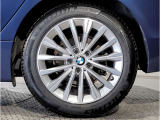 BMWの純正アロイホイールは軽量かつ強度にも優れているホイールで走行性能を引き上げる設計になっております。足元にもBMWは妥協がなくこだわっている個所になります。