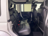 自動車保険について。正規ディーラーだけの特別なブランド保険に加入いただけます。基本補償に加え5つの項目をカバーする「プレミアムプラス」と、長期契約による安定した保険料で、さらなる安心と満足を提供します