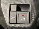 指先だけで簡単に操作が可能な電動パーキングブレーキを採用。「HOLD」スイッチを押すと、渋滞や信号待ちなどでブレーキペダルから足を離しても、ブレーキを保持するので安心です