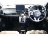 操作性に優れた運転席となります!小物入れや各ボタンの配置にこだわり、使いやすいです!座り心地もよく視認性も良好なのでロングドライブもお任せ下さい!