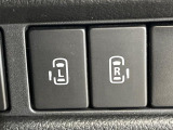 【両側スライドドア】駐車場で隣の車との間隔が狭く乗りにくい時、スライドドアなら安心!ドアオープン時も幅を取らず、開口部が広いので乗り降りがとっても簡単です。大きな荷物の出し入れも後席から可能♪