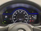 【メーターまわり】ドライバーから見やすい位置にあって安全運転に寄与します。メーターも見やすくてシンプルなデザインになっております。