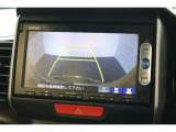 バックカメラが装備されており、後方の安全確認はもちろんのこと狭い場所での駐車や雨の日・夜間など視界の悪いコンディションでのストレスの軽減にもなります!