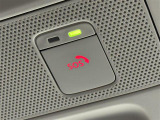 【SOSコール】スイッチを押すだけで専門のオペレータに接続。警察や消防に連絡し、緊急車両の手配をサポートします。クルマの位置情報もオペレータへの接続と同時に共有されるので、さらに安心です。
