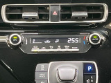 【オートエアコン】一度お好みの温度に設定すれば、車内の温度を検知し風量や温度を自動で調整。暑い&hellip;寒い&hellip;と何度もスイッチ操作をする必要はありません。快適な車内空間には必須の機能ですね♪