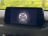 【マツダコネクト】車内の雰囲気にマッチした大型のディスプレイ。スマホ接続でのナビ使用やBluetooth再生等、様々な機能が楽しめます。直感的なダイヤル操作が可能で、使い勝手も良好です。