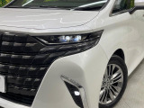 【LEDヘッドライト】悪天候や夜間走行時も良好な視界を確保し安心して運転できる高輝度LEDヘッドライトを装備!点灯速度が早く、消費電力も抑えられています。