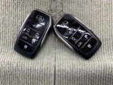 手荷物が多いときでも、スマートキーをバッグやポケットに携帯していれば、キーを取り出すことなくドアの解錠・施錠ができます