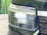 【LEDヘッドライト】悪天候や夜間走行時も良好な視界を確保し安心して運転できる高輝度LEDヘッドライトを装備!点灯速度が早く、消費電力も抑えられています。