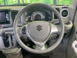 インテリアに合わせたデザインのステアリングは、運転される方のことも考え、運転しやすい形状、大きさです。是非一度、実際に触ってお確かめください。