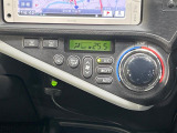 【オートエアコン】一度お好みの温度に設定すれば、車内の温度を検知し風量や温度を自動で調整。暑い&hellip;寒い&hellip;と何度もスイッチ操作をする必要はありません。快適な車内空間には必須の機能ですね♪