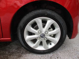 日産純正のアルミホイールが装着されてます。ボディデザインとマッチしておりおしゃれです。